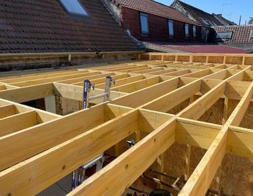 Premiers travaux ambiance bois construction extension bois toit plat