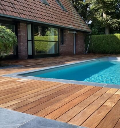 terrasse piscine en bois pour l'été ambiance bois construction