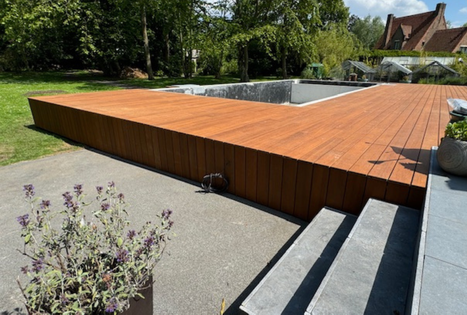 terrasse en bordure de piscine en bois